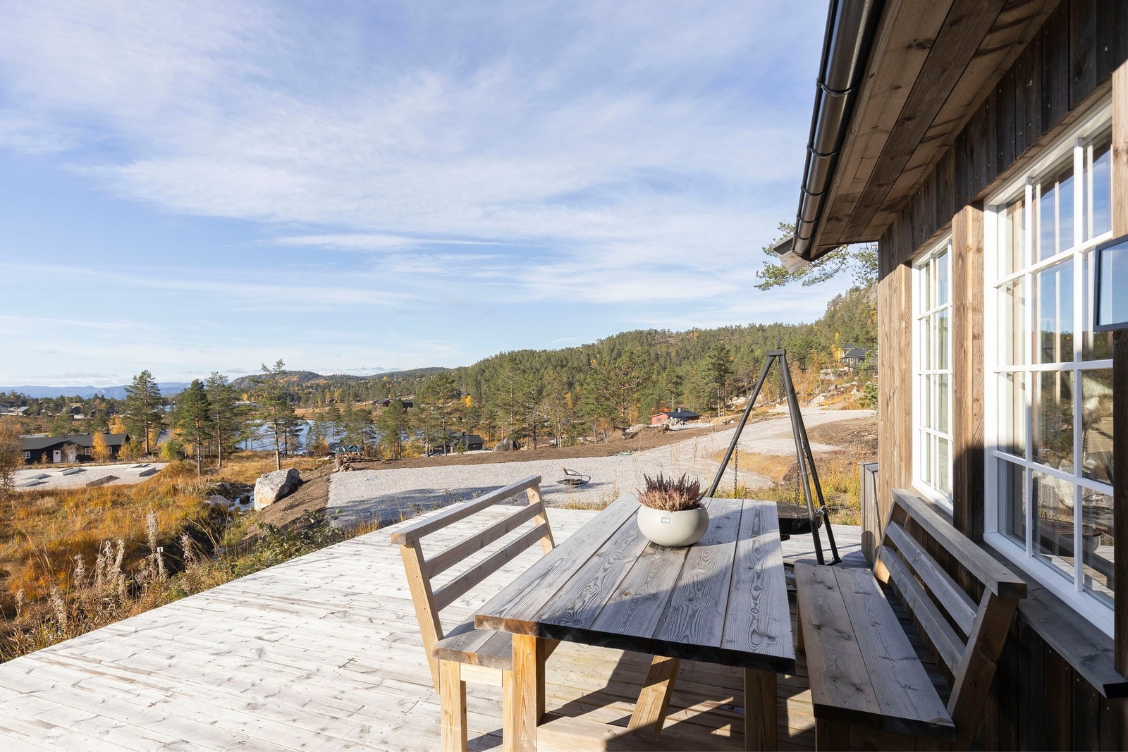 Terrassen er romslig og vestvendt, noe som gir gode solforhold fra formiddag til kveld. Galleribilde