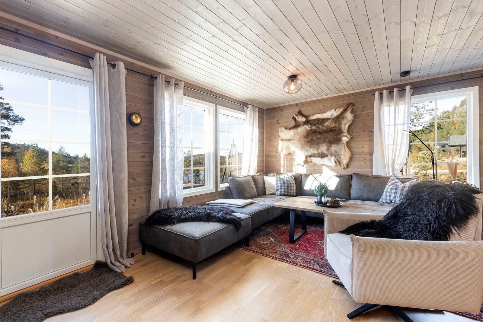 Her kan du enkelt plassere både sofagruppe og spisebord, med god plass til familien eller gjester. Galleribilde