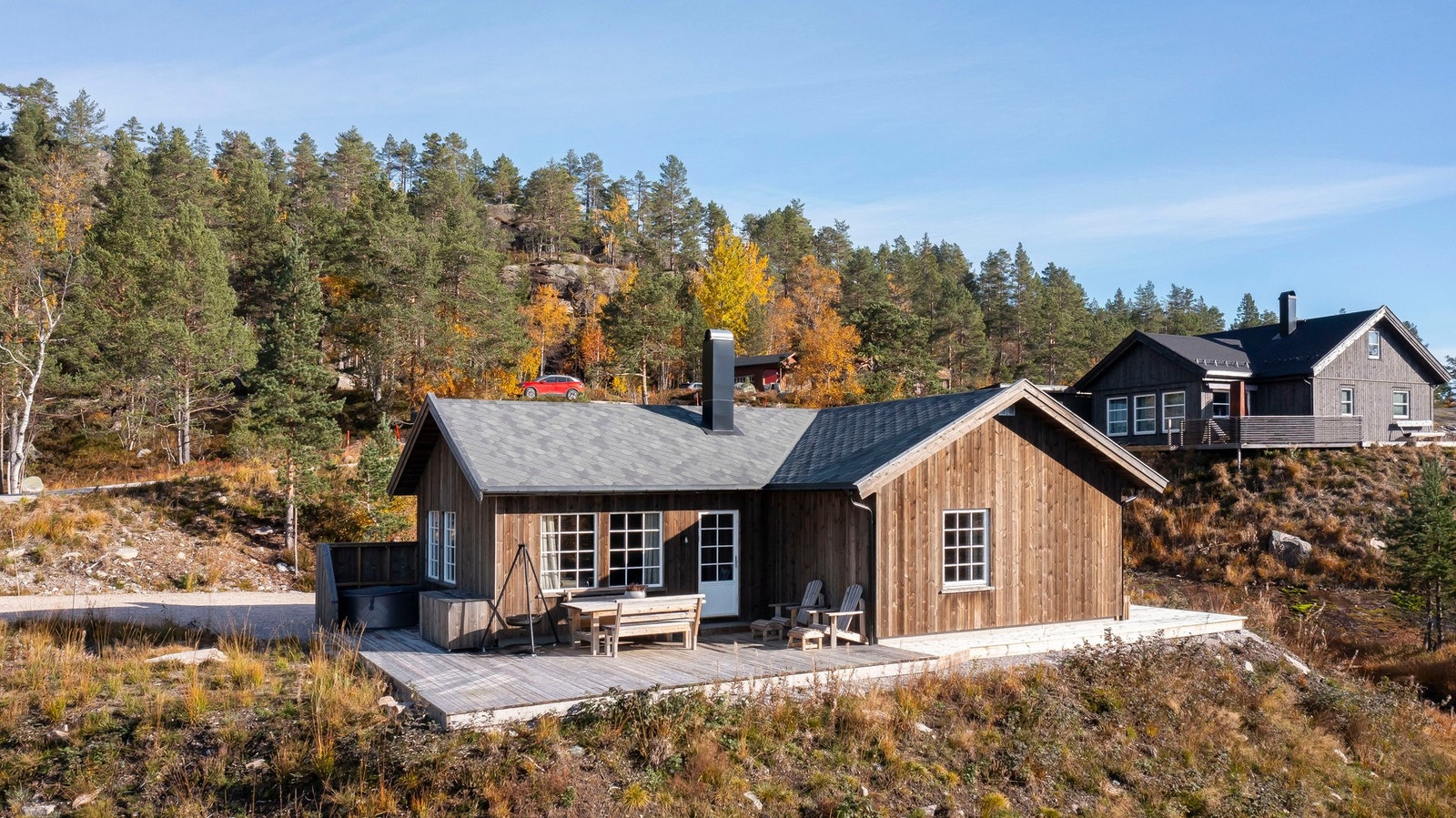 Beliggenheten byr på fantastisk utsikt over fjell, vann og skog, med optimale solforhold fra formiddag til kveld. Galleribilde