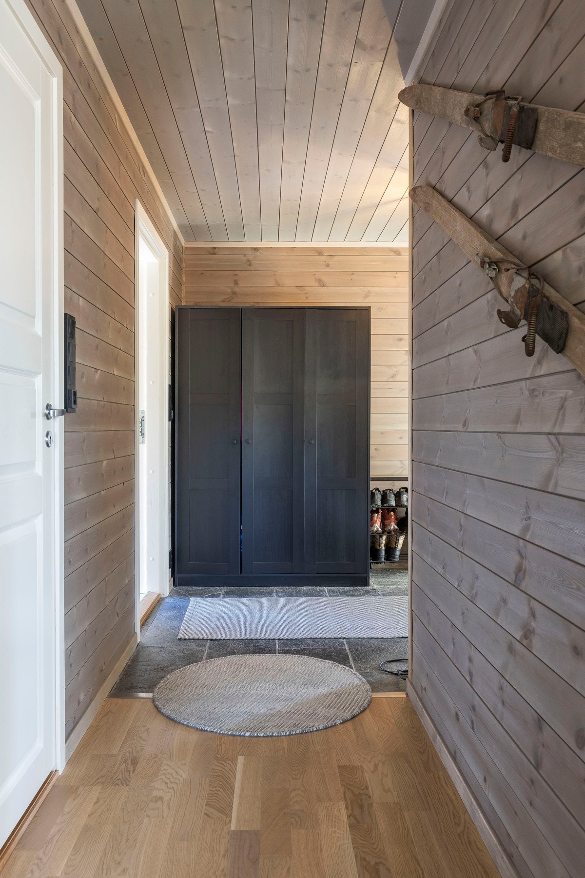 Videre fra gangen. så kommer du til de tre soverommene som er i hytta Galleribilde