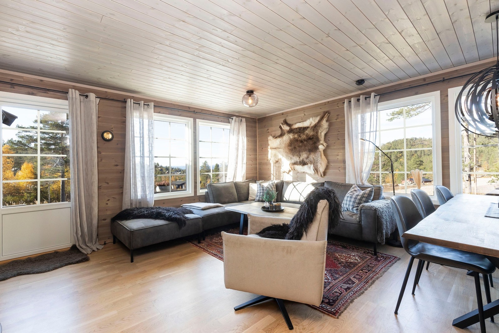 De store vinduene gir godt med dagslys, som gjør det lett å skape en funksjonell og behagelig atmosfære. Galleribilde