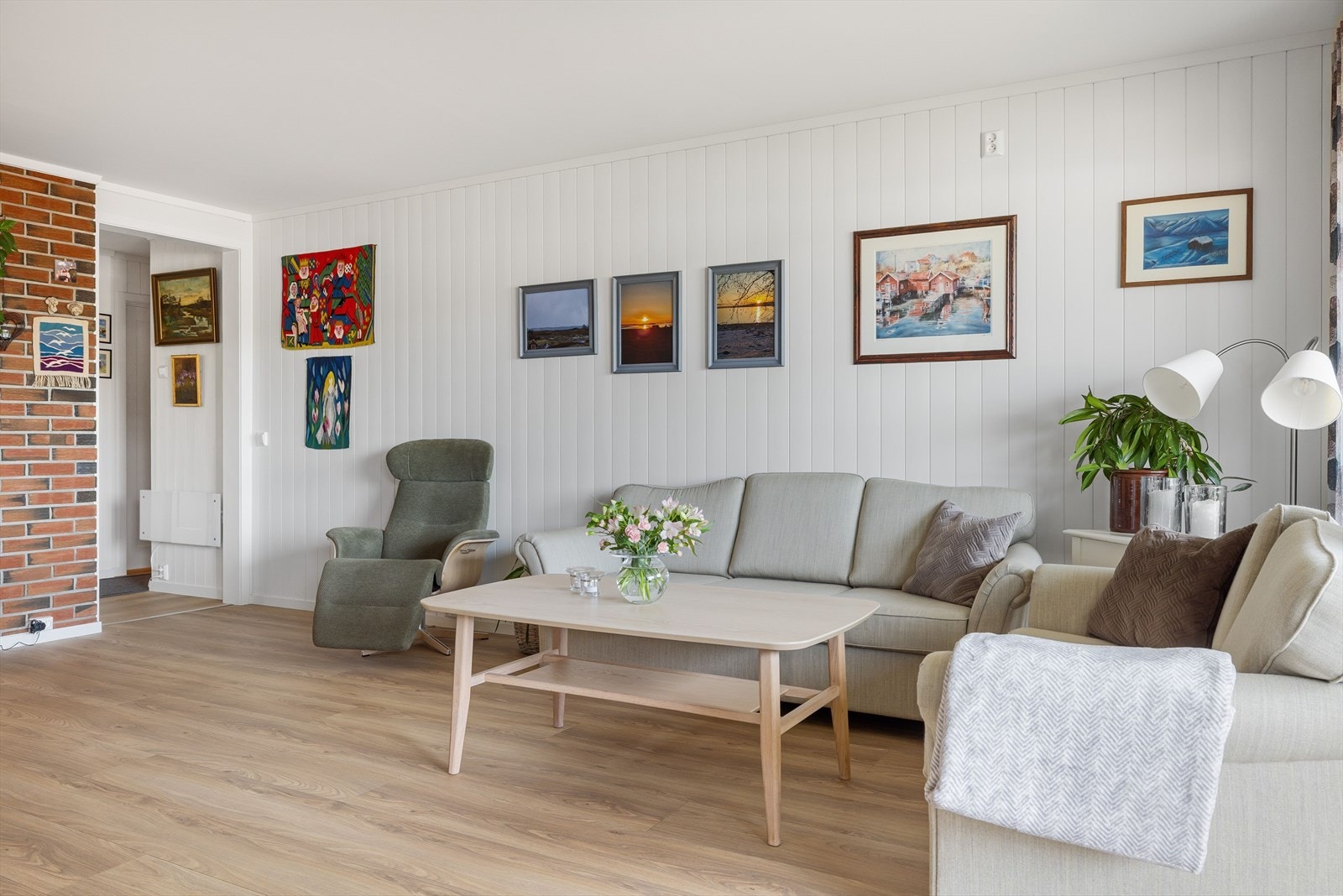 Leiligheten er meget godt tatt vare på og det er gjennomført godt vedlikehold. I alle oppholdsrom er det lagt et pent 1-stavs laminat gulv og alle veggeoverflater er malt i lyse og tidløse farger. Galleribilde