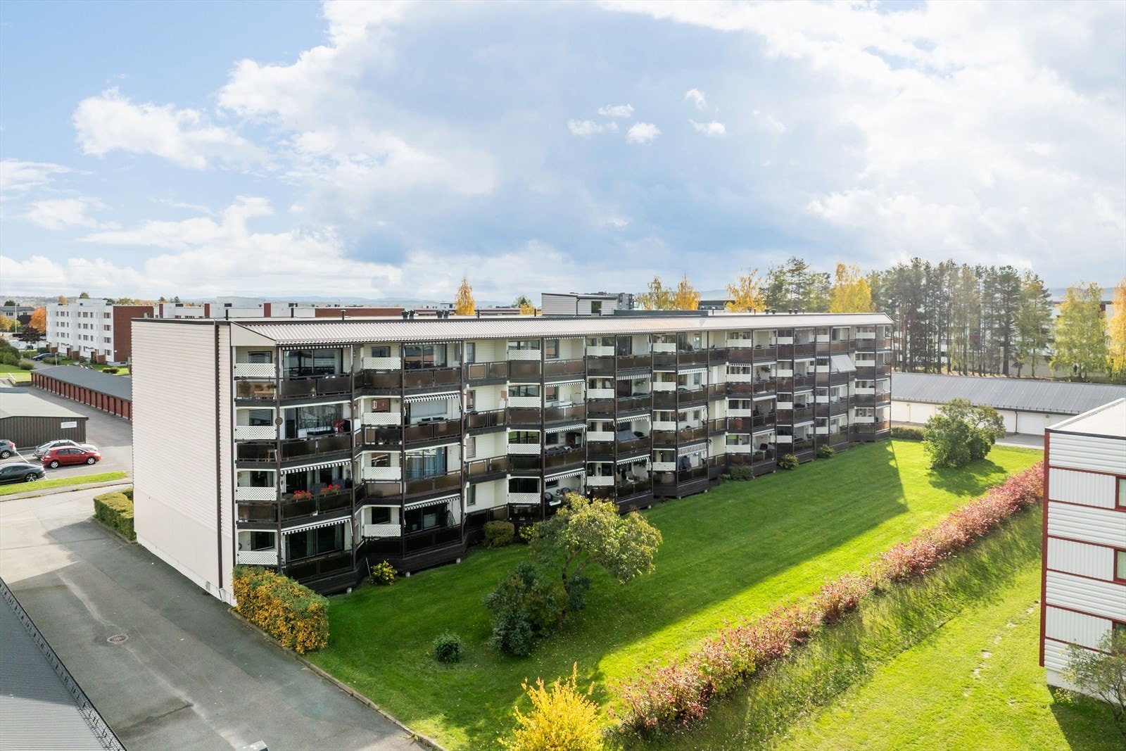 Leiligheten ligger i Langenga borettslag som er et veldrevet borettslag på Hamar vest. Galleribilde