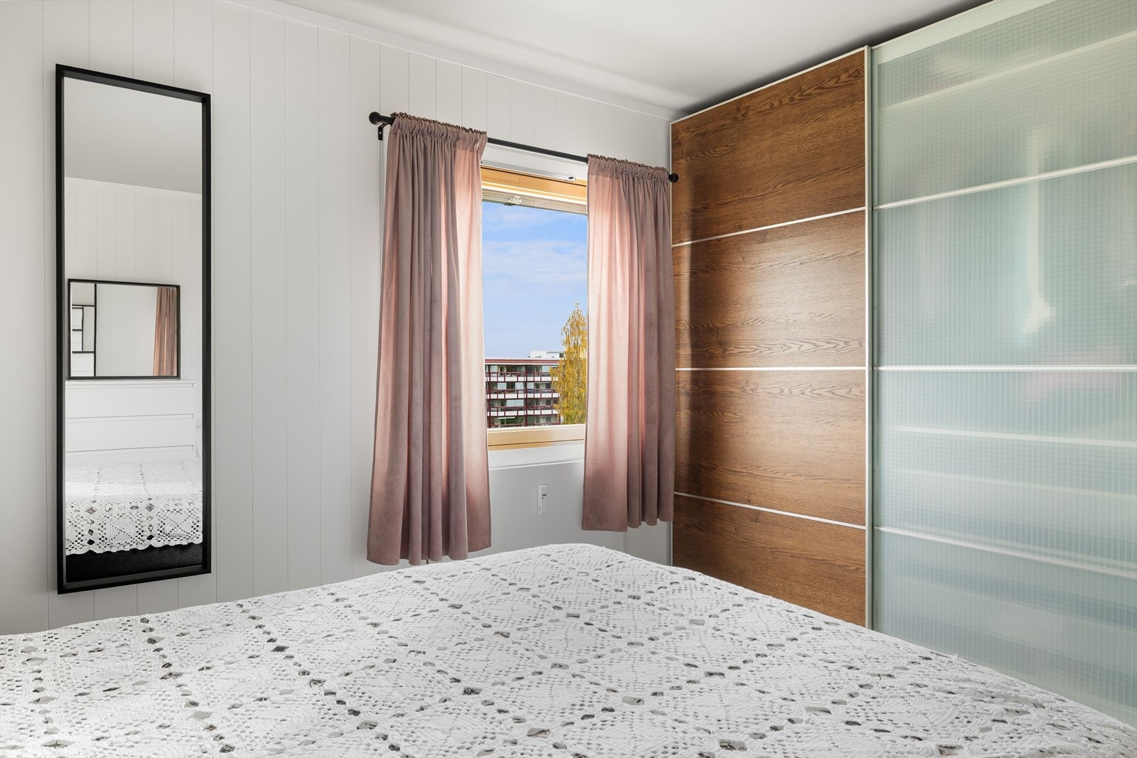 Det er satt inn en praktisk og romslig skyedørsgarderobe. Galleribilde