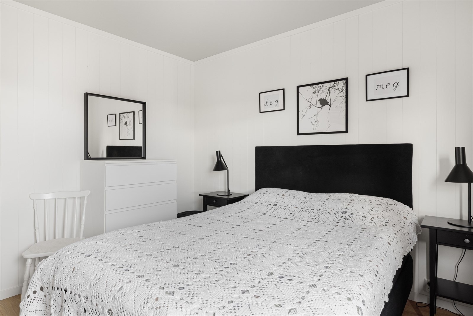 Dette er det største rommet, hvor det er god plass til dobbeltseng med tilhørende nattbord. Galleribilde