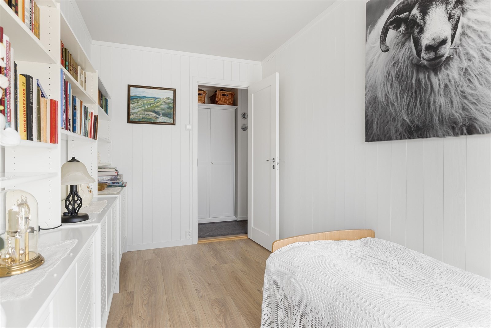 Leiligheten varmes hovedsakelig opp med vannbåren varme til radiatorer i alle rom utenom badet. Galleribilde