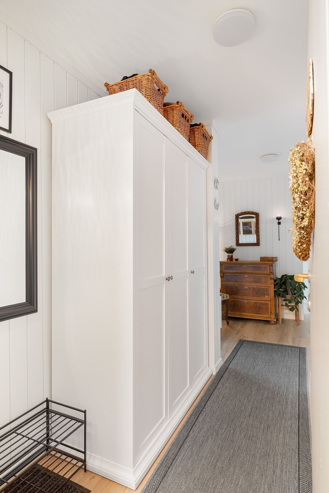 i gangen er det satt inn et garderobeskap med plass til sko og yttertøy. Galleribilde