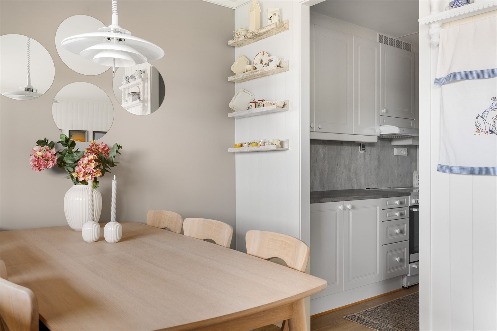 Kjøkkenet er god skjermet fra stua. Galleribilde