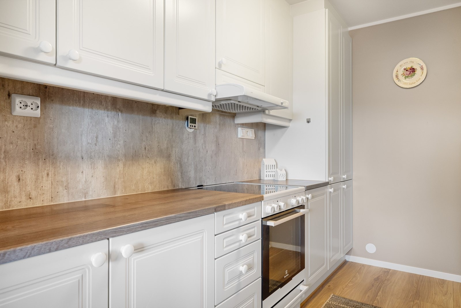 Kjøkkenet har plass for frittstående hvitevarer som komfyr, oppvaskmaskin og kjøleskap. Galleribilde