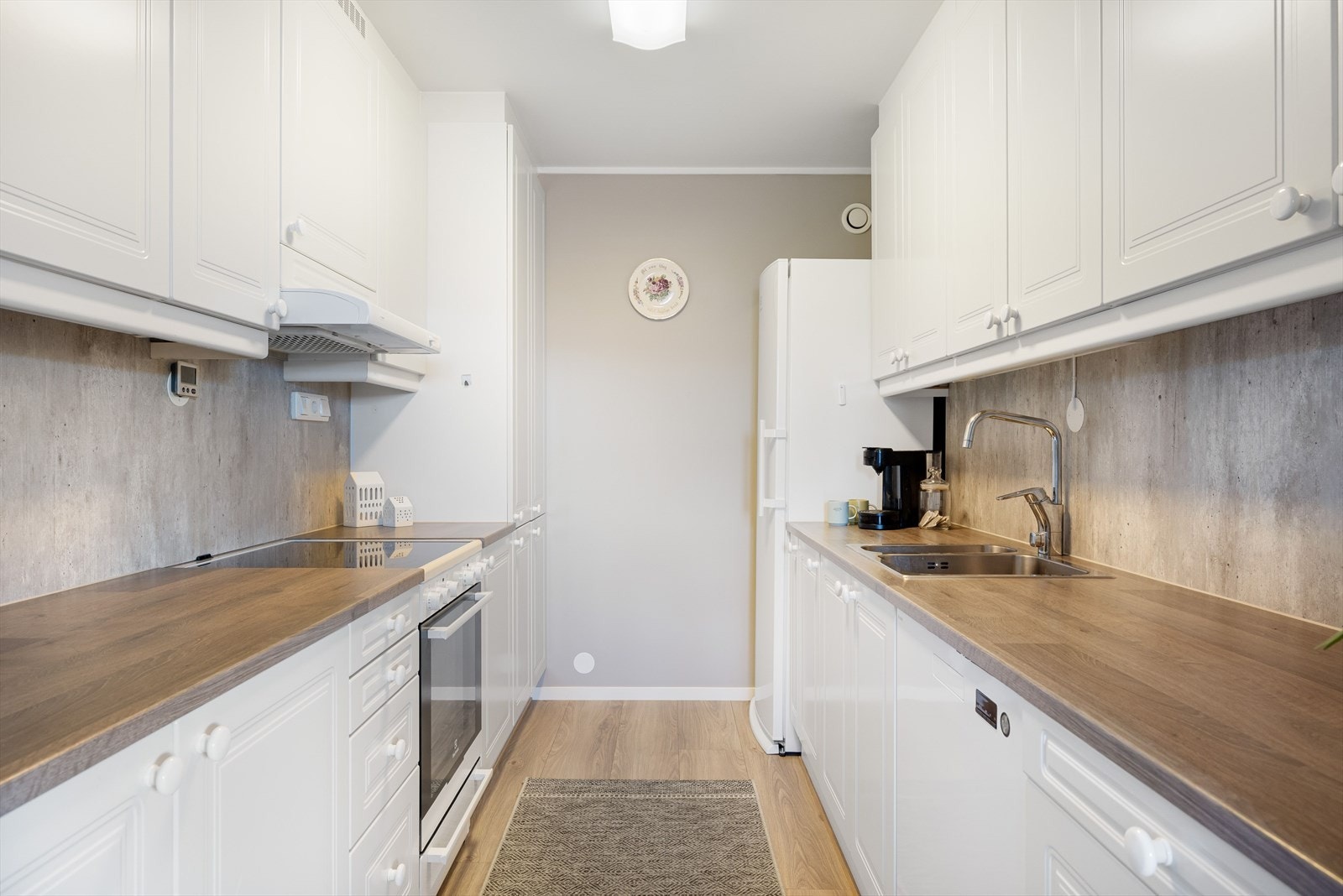 Lyst og pent kjøkken som er tatt godt vare på. Det er godt med skap- og benkeplass i over- og underskap som har hvite, profilerte fronter. Galleribilde