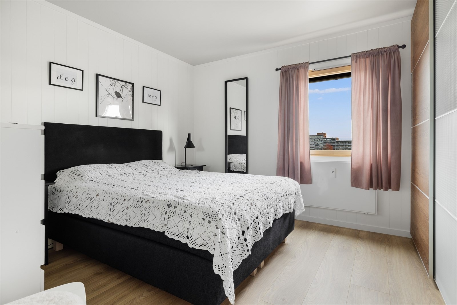 Leiligheten har tre soverom, alle med de samme gulvene som stue og kjøkken, noe som gir en fin helhet til leiligheten. Galleribilde