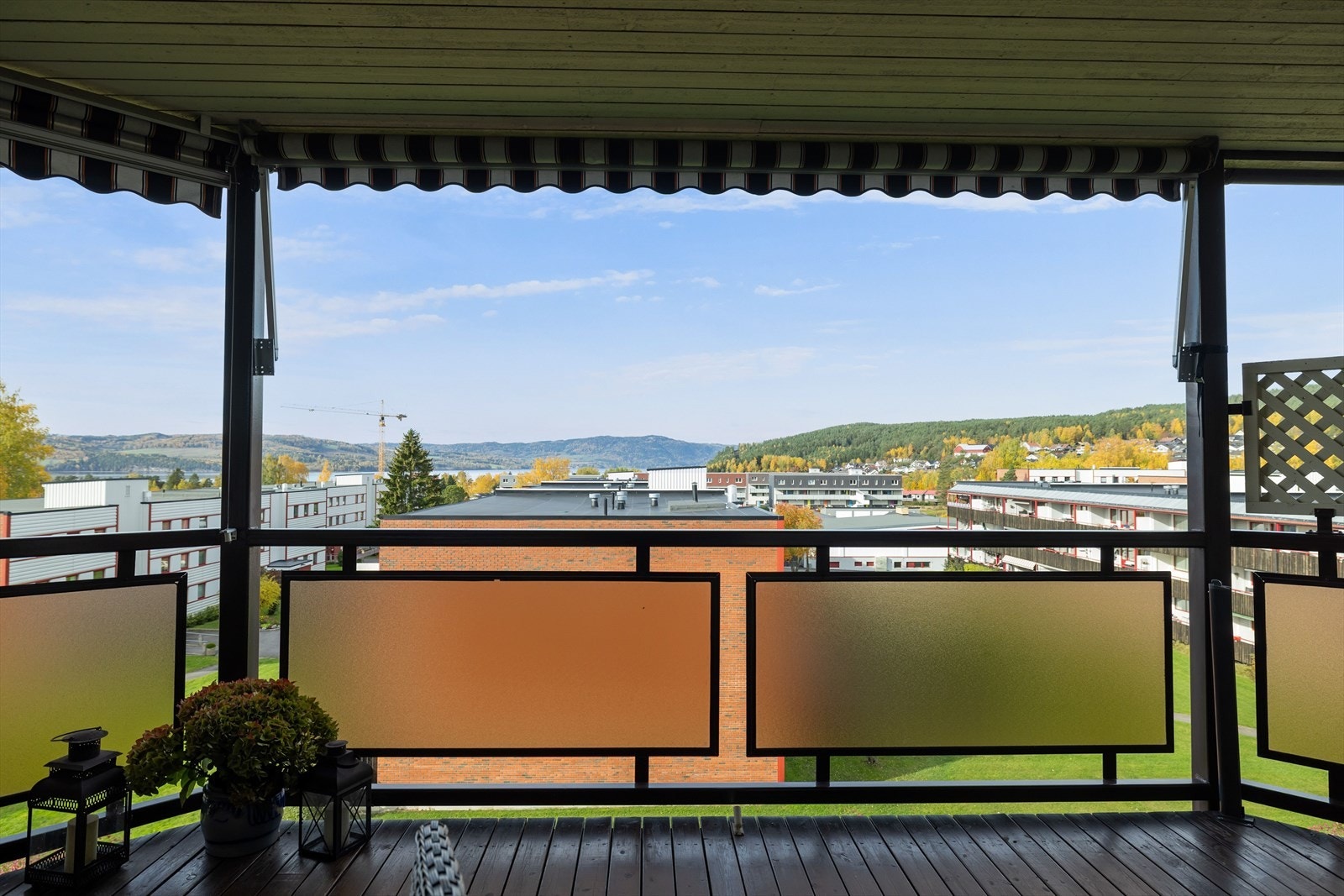 Nydelig utsikt fra balkongen mot Mjøsa, Furuberget og områdene forøvrig. Galleribilde