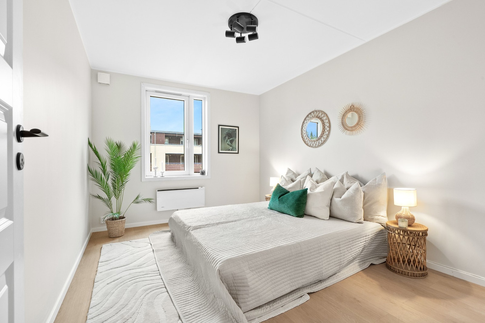 Her har du tre flotte soverom med moderniserte overflater som ellers i boligen Galleribilde