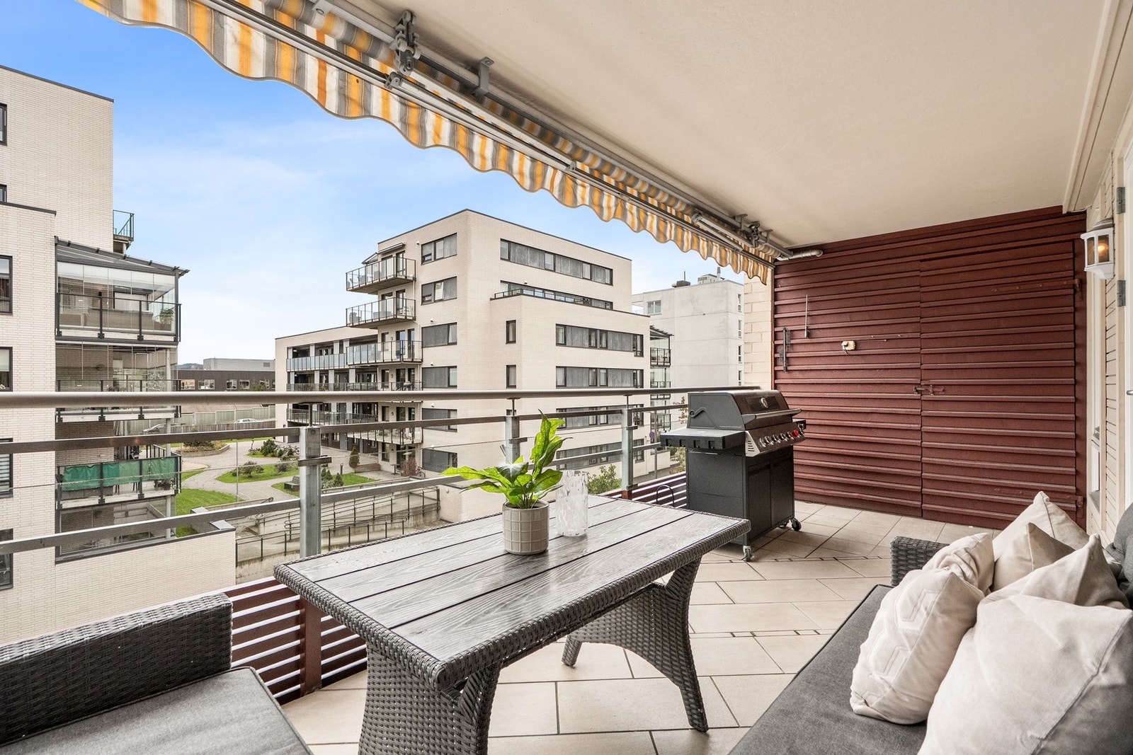 Stor sydvendt balkong på 13m² og bod i enden. Galleribilde