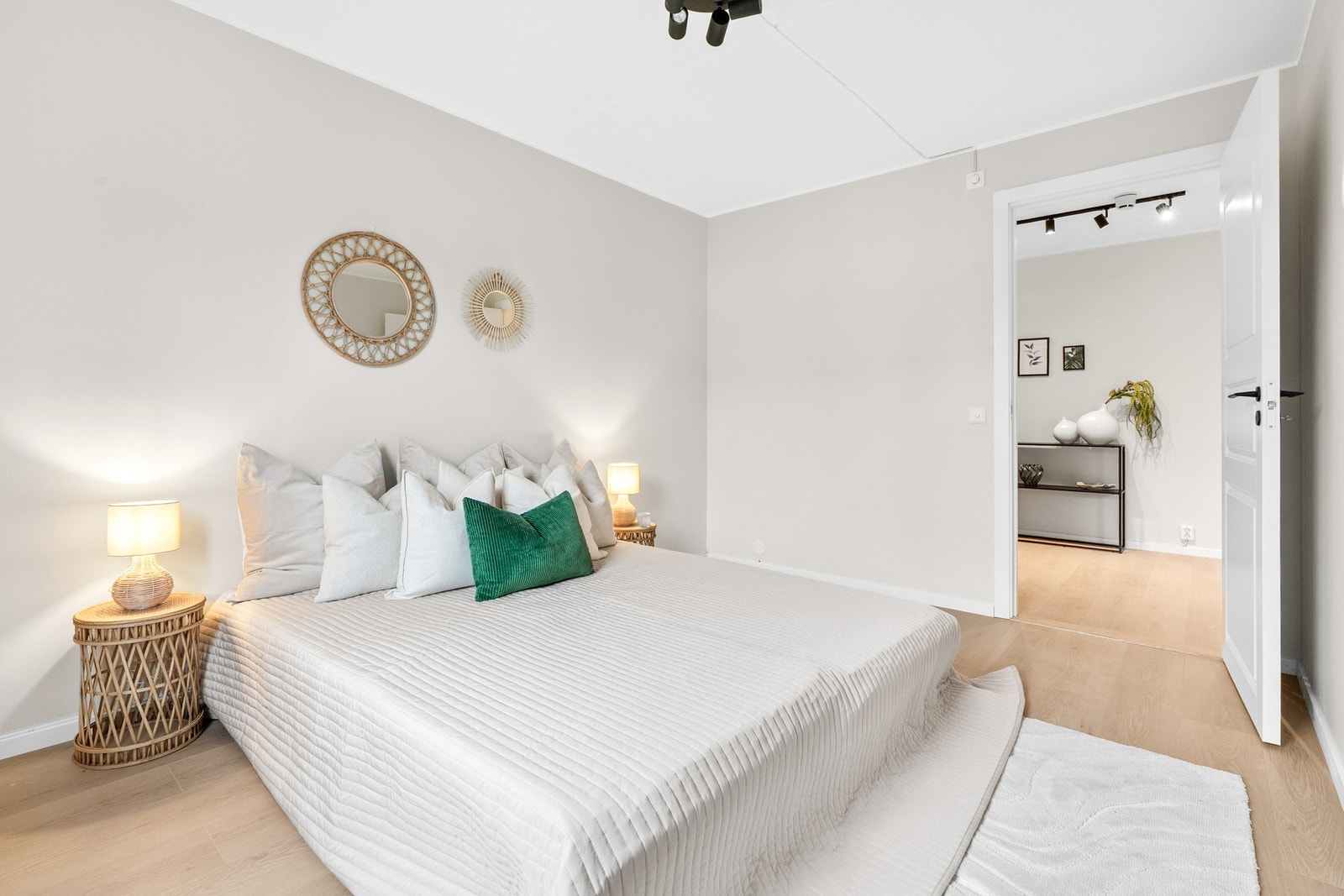 Nytt laminatgulv fra 2025 og glatte, malte veggflater i nøytrale toner. Galleribilde