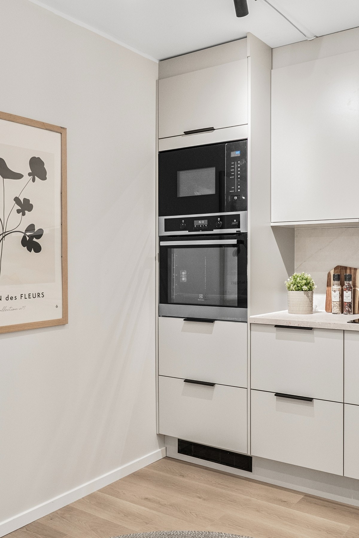 Her medfølger integrert induksjonsplatetopp, stekeovn, mikrobølgeovn, oppvaskmaskin og kjøl/fryseskap. Galleribilde