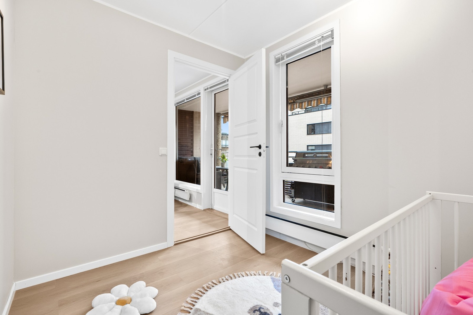 Stilrene og moderne overflater som ellers i boligen. Galleribilde