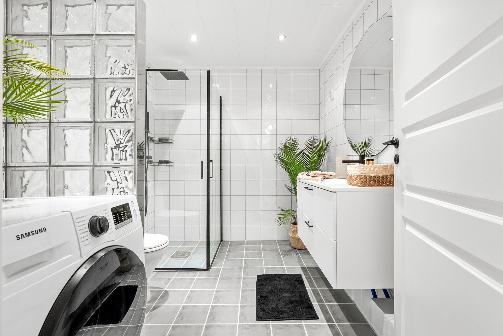 Lekkert bad m/gulvvarme, downlights opplegg for vaskemaskin og helt ny innredning Galleribilde