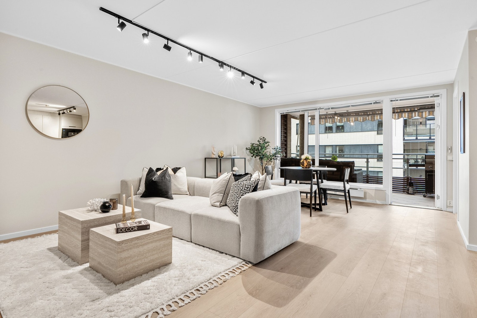 Oppholdsrommet har en god utforming med mulighet til å møblere med både sofakrok og spisegruppe. Galleribilde