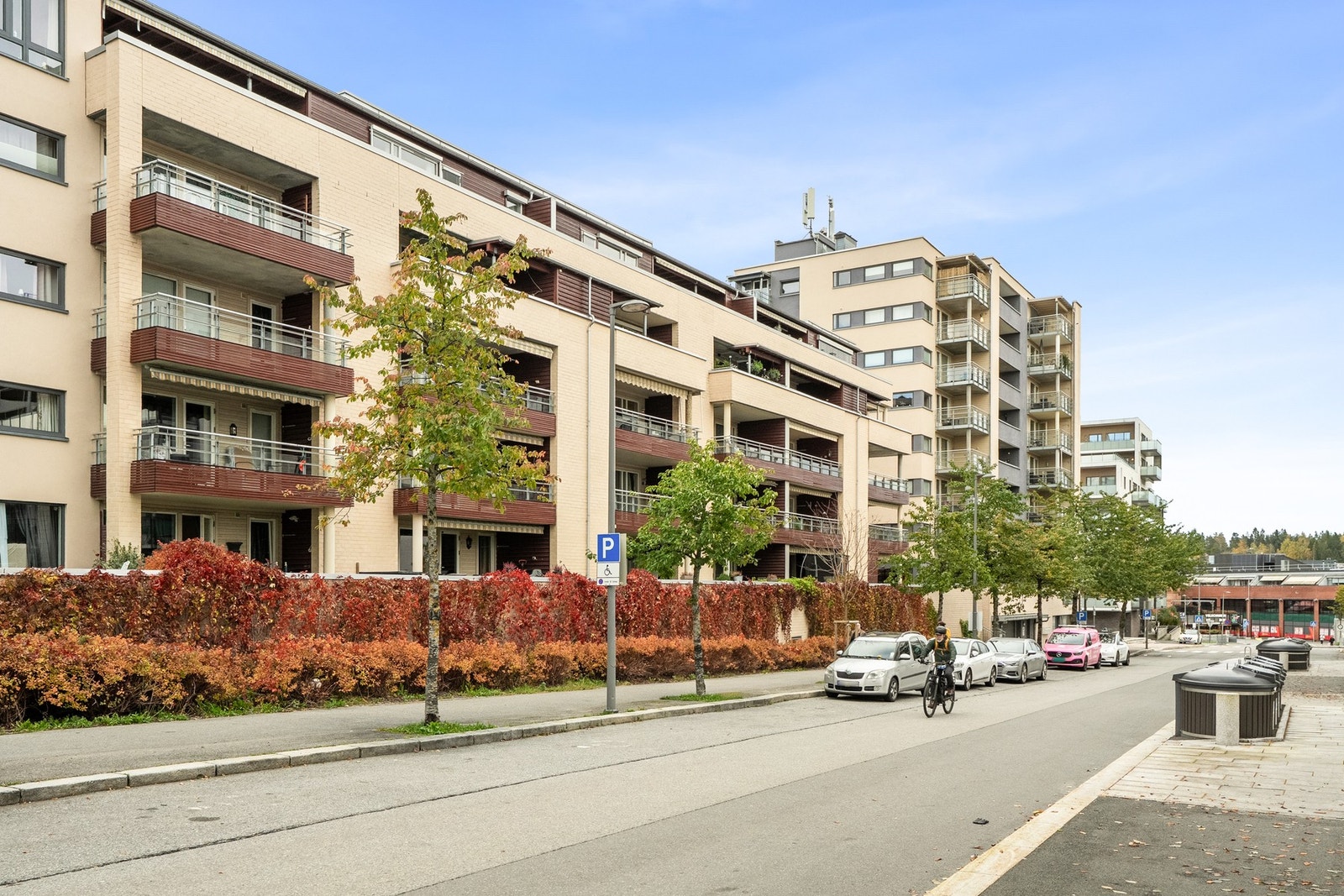 Garasjeplass medfølger. Det er også gateparkering utenfor og ved Triaden senter rett ned i veien Galleribilde