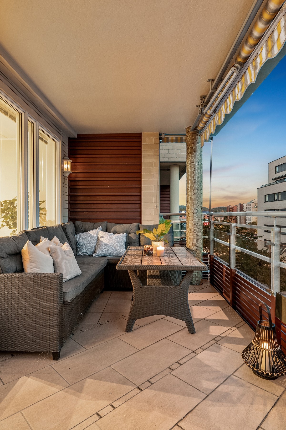 Pent, flislagt balkongdekke og rekkverk med glassfelt. Galleribilde