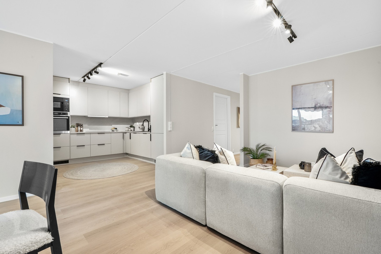 Det kan fint settes opp en kjøkkenøy eller barløsning mot stuen hvis ønskelig. Galleribilde