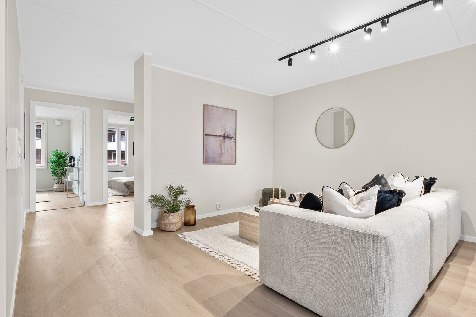 Lyst og luftig oppholdsrom ovenfor kjøkkenet med moderniserte overflater. Galleribilde