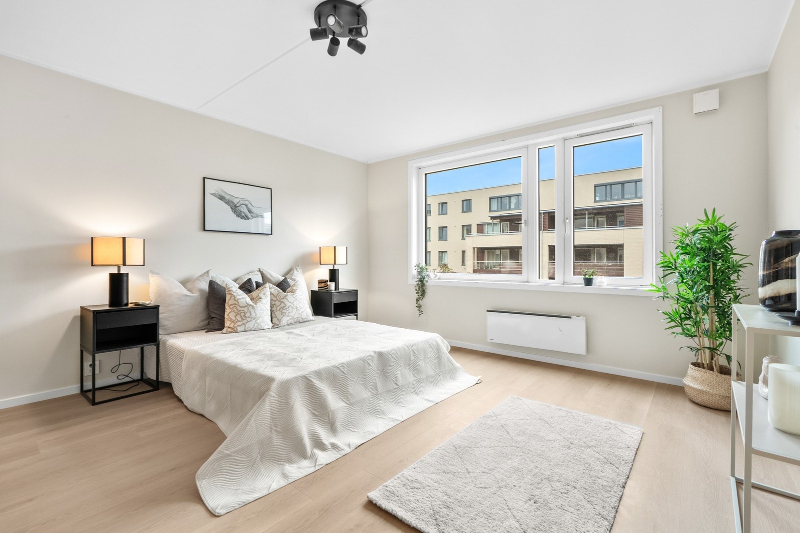 Rikelig med dagslys fra store vindusflater. Galleribilde