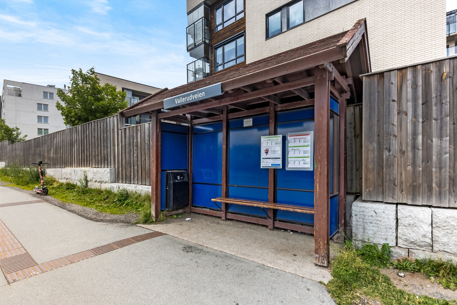 Rett ved har du buss til Oslo sentrum, Helsfyr, Lillestrøm og mye mer! Hyppige avganger. Galleribilde