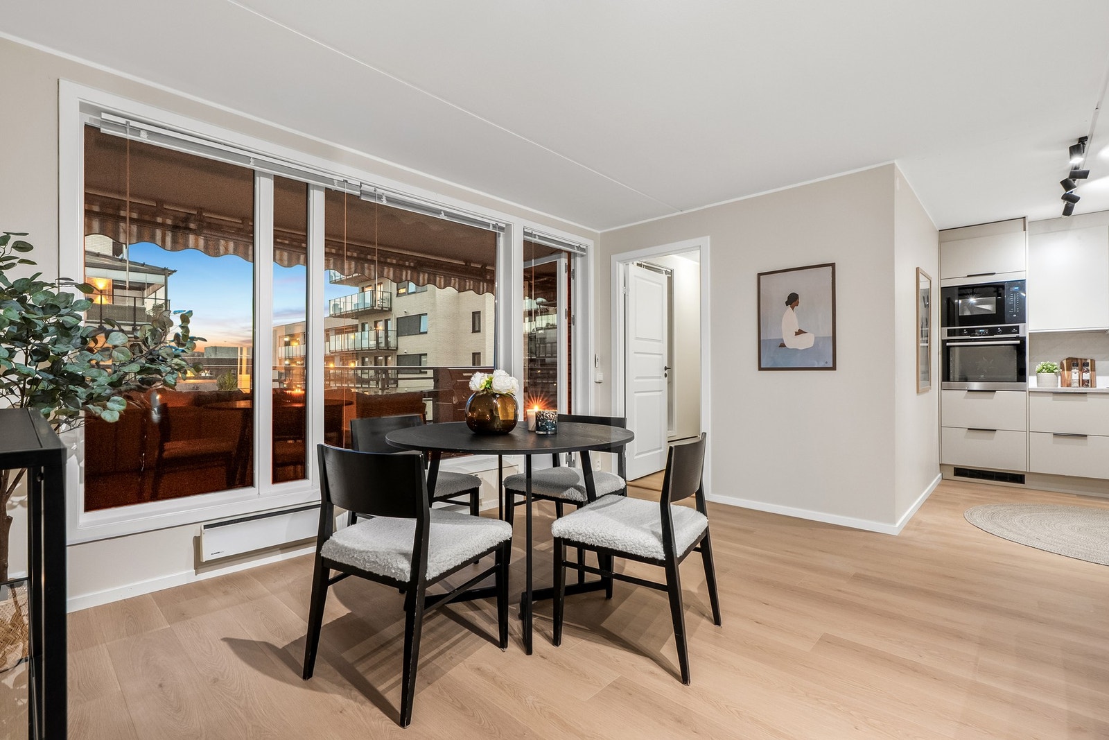 Boligen har tilbaketrukket og sentral plassering i Lørenskog kommune. Galleribilde