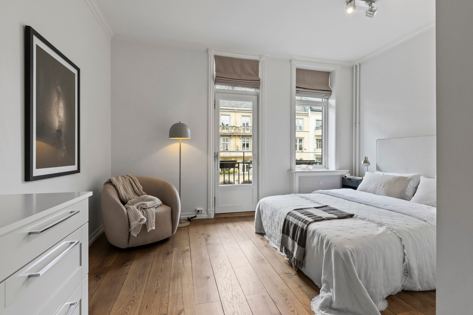 To av soverommene har hvert sitt bad og utgang til balkong