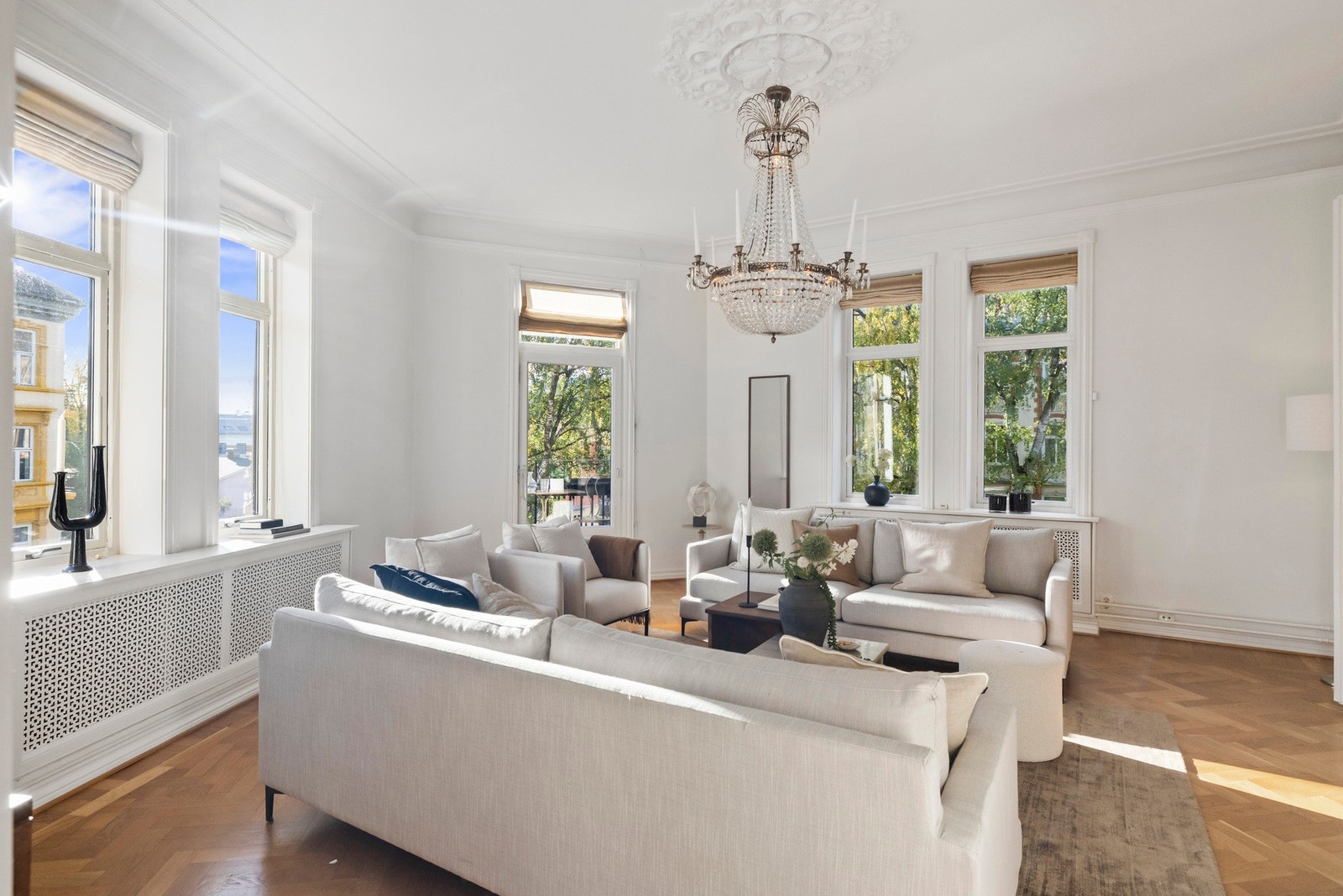 Lyset strømmer inn via store vinduer, og med takhøyde på opptil 3,13 er atmosfæren luftig og herlig i begge rom.