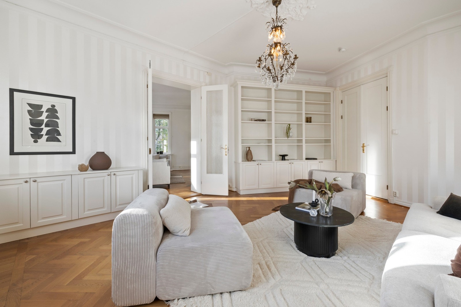 Den andre stuen har to plassbygde seksjoner, inkludert en flott hylleløsning for bøker, planter og annen dekor.