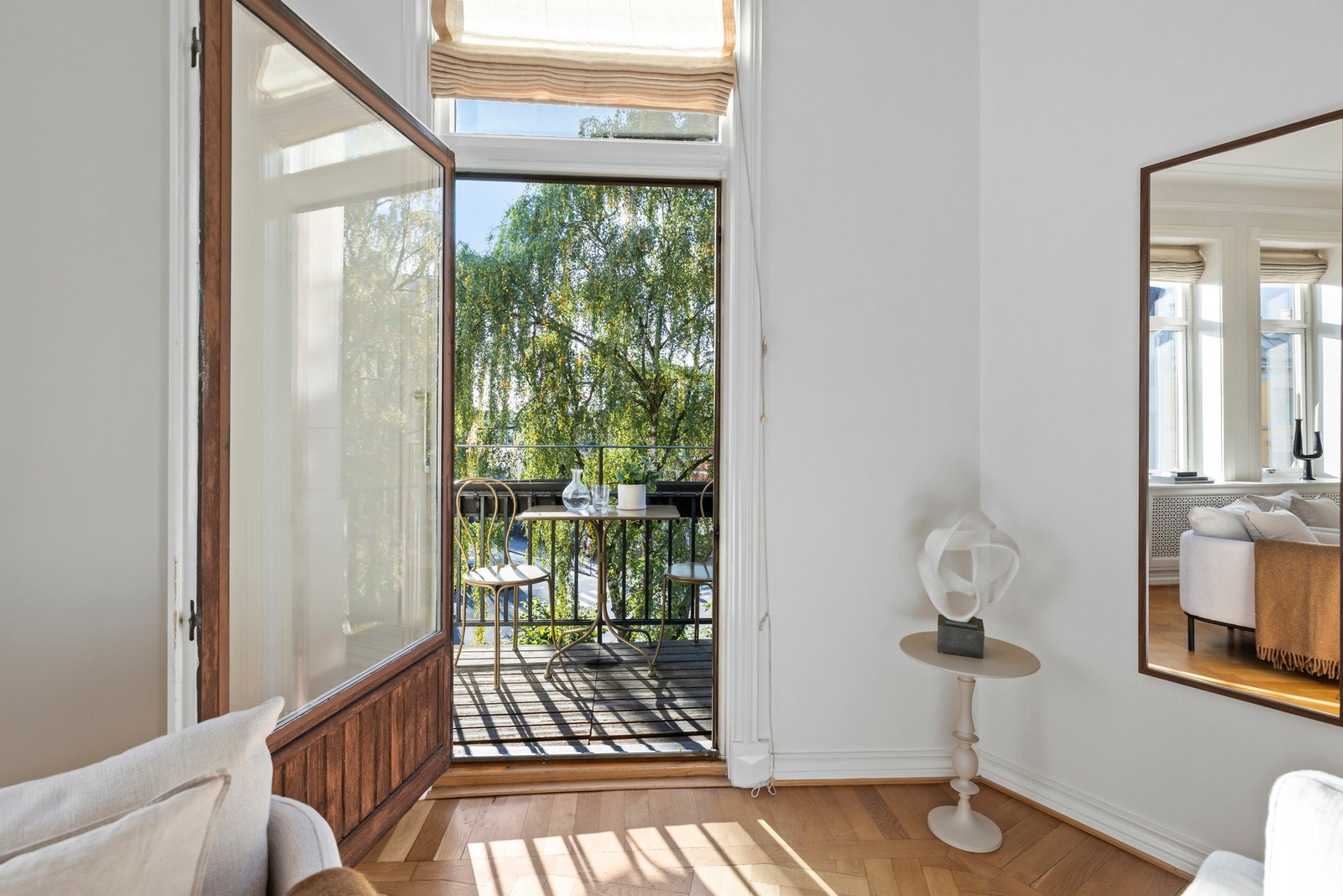 Hovedstuen har utgang til en koselig balkong, perfekt for stille stunder og lange kvelder med noe godt i glasset.