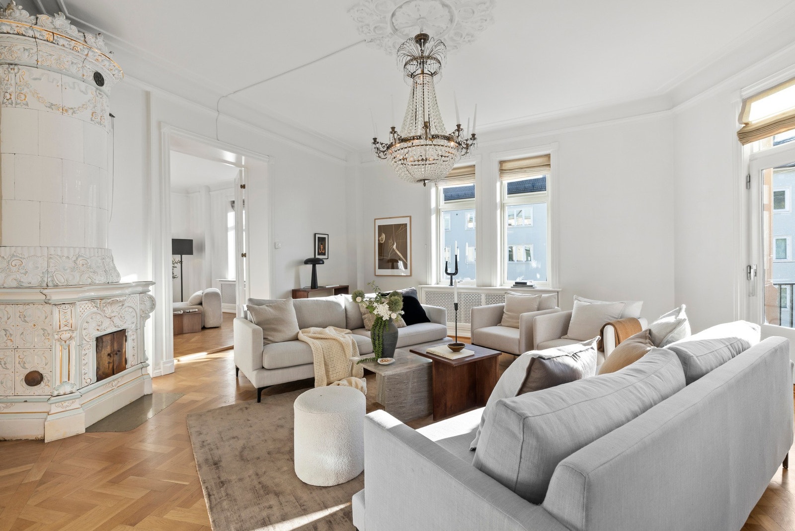 Stor, herskapelig hjørneleilighet m/attraktiv beliggenhet, klassiske detaljer - 2 stuer, 3 bad, 3 balkonger og 4 sov mm.