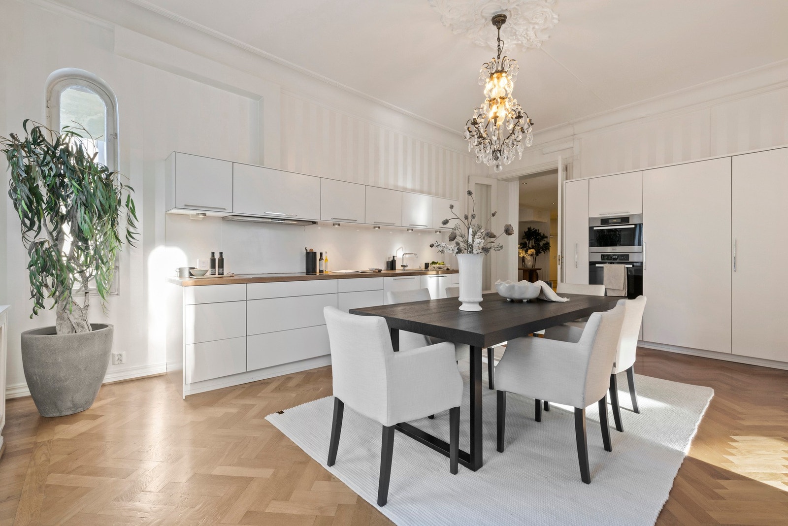 En vakker takrosett setter prikken over i-en, og rommet innbyr til store middagsselskaper.