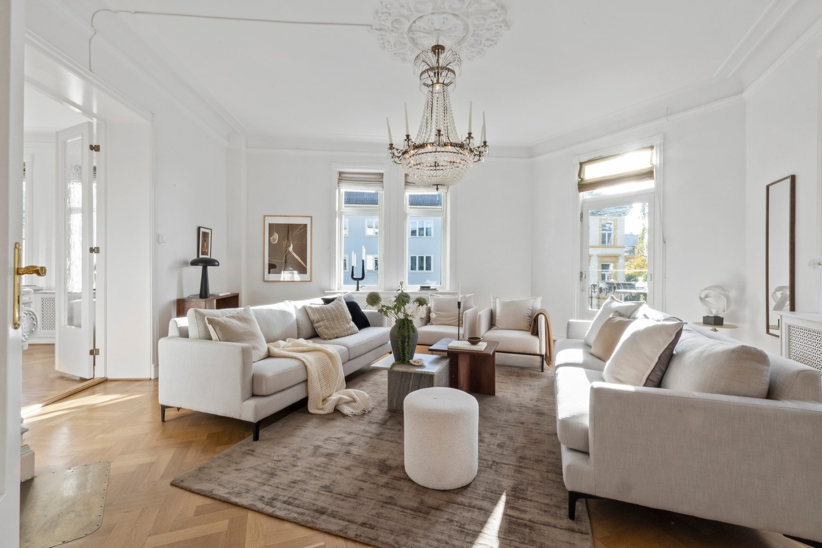 Leiligheten har to pene, tilstøtende stuer, noe som gir ekstra spillerom og god møbleringsfrihet.