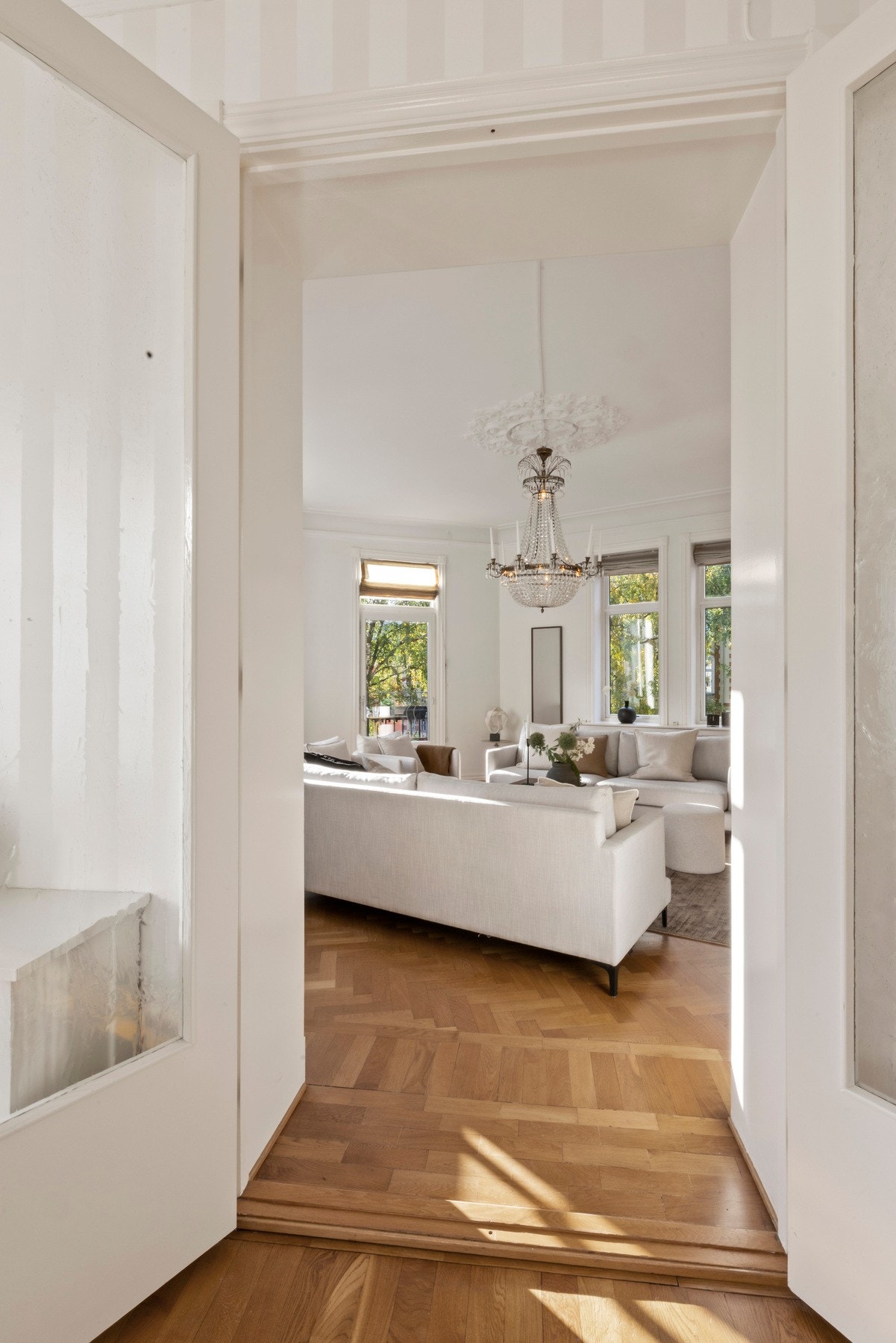 Stuene skilles av en dobbel glassdør