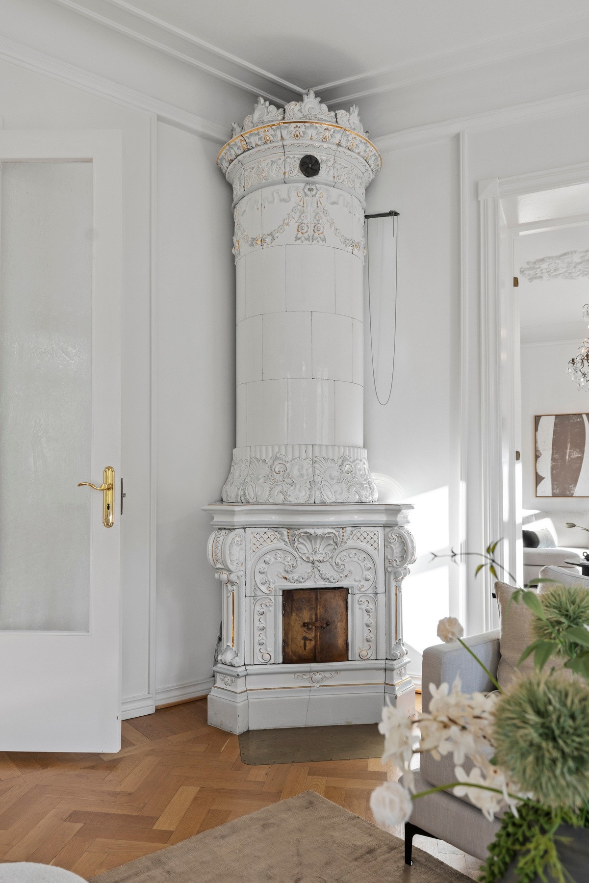 Lune kvelder sikres av en stor kakkelovn med vakker utsmykking.