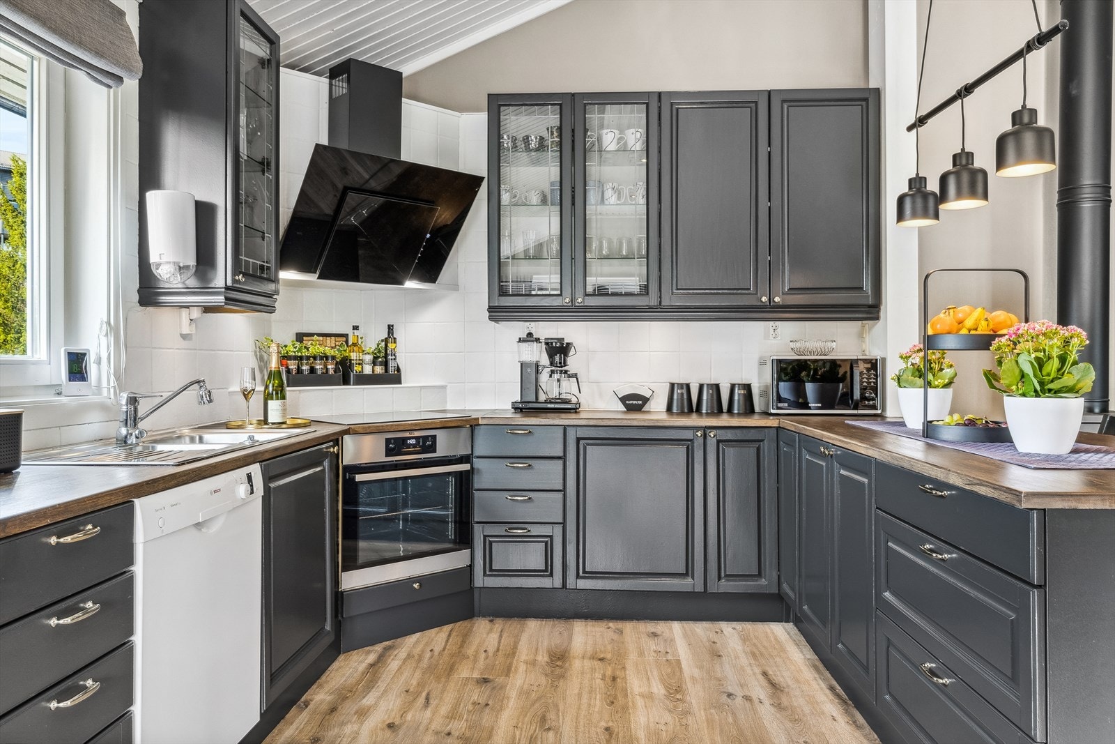 Eiendommen kan bl.a. tilby en stilig kjøkkeninnredning fra 2003, med malte fronter oppdatert i 2020. Kjøkkenet har rikelig med skap- og benkeplass. Galleribilde