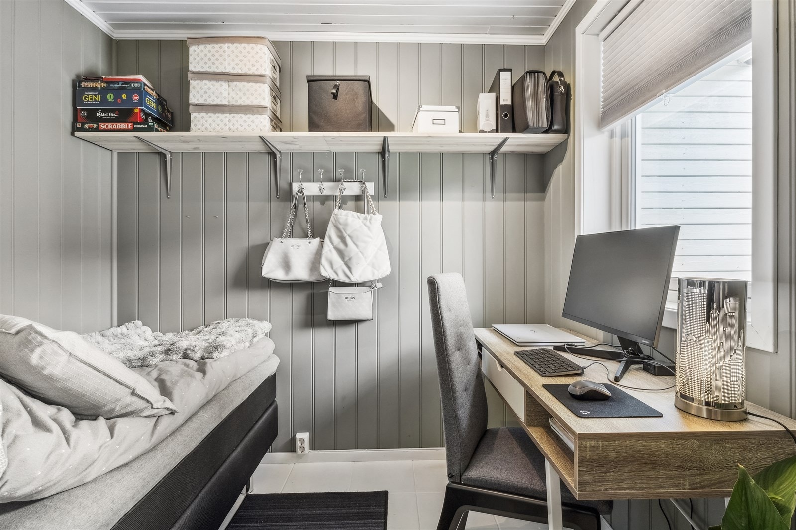 Dette rommet er for tiden innredet som et gjesterom, men egner seg utmerket som kontor. Galleribilde