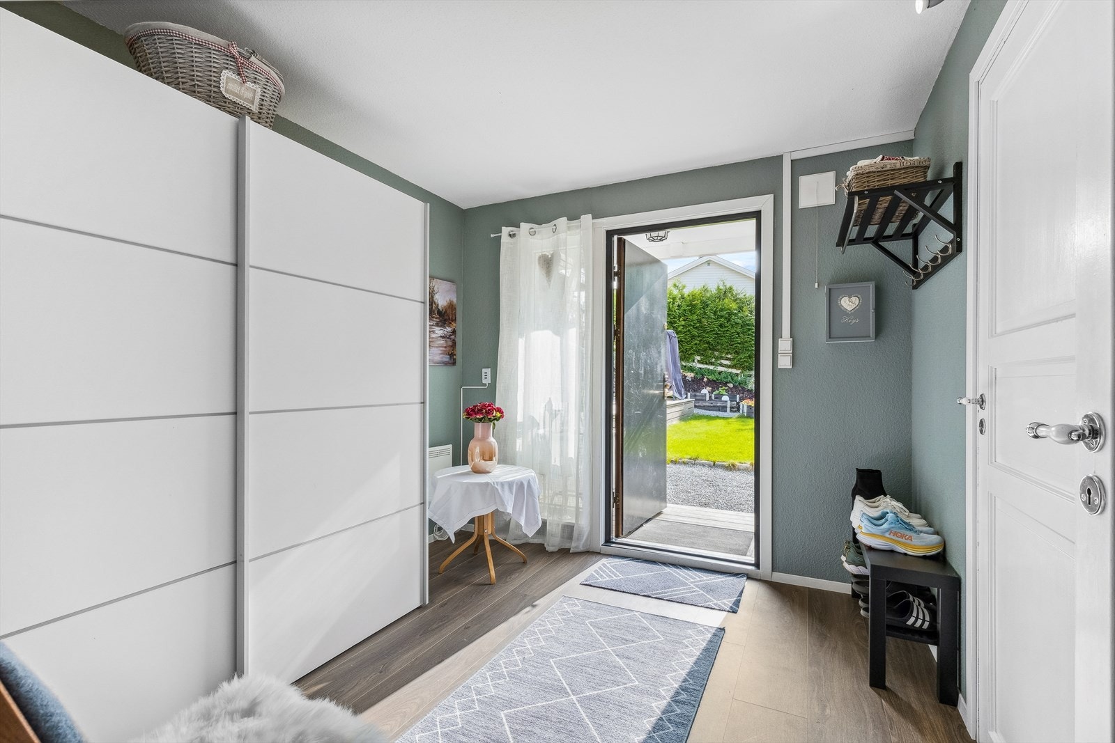 Velkommen inn til en romslig entré som har et stort garderobeskap med god plass til klær og sko. Galleribilde