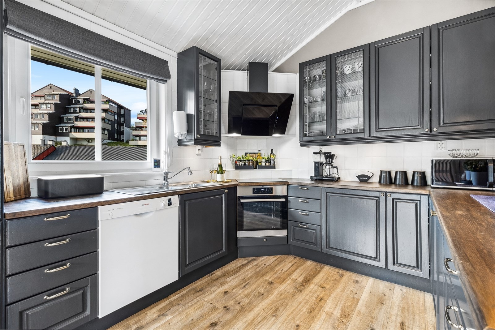 Hvitevarer som kjøleskap, fryseskap, komfyr og oppvaskmaskin følger med. Galleribilde