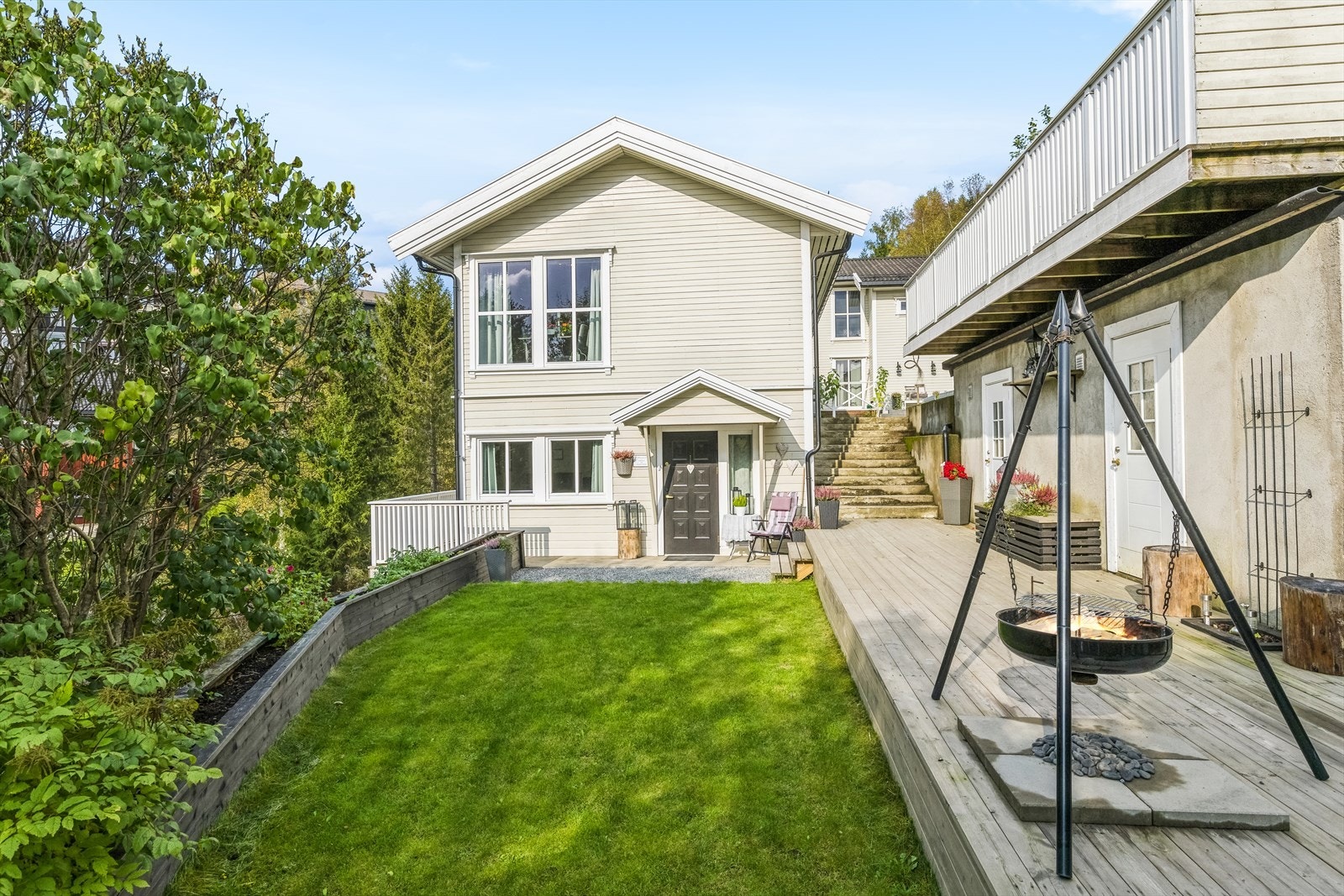 DNB Eiendom ved Johanna Wenngren er glade for å kunne presentere Løvsangerbakken 34A. Eiendommen kan bla. friste med den luftige, og åpne kjøkken/stue-løsningen. Legg også merke til den gode takhøyden! Galleribilde