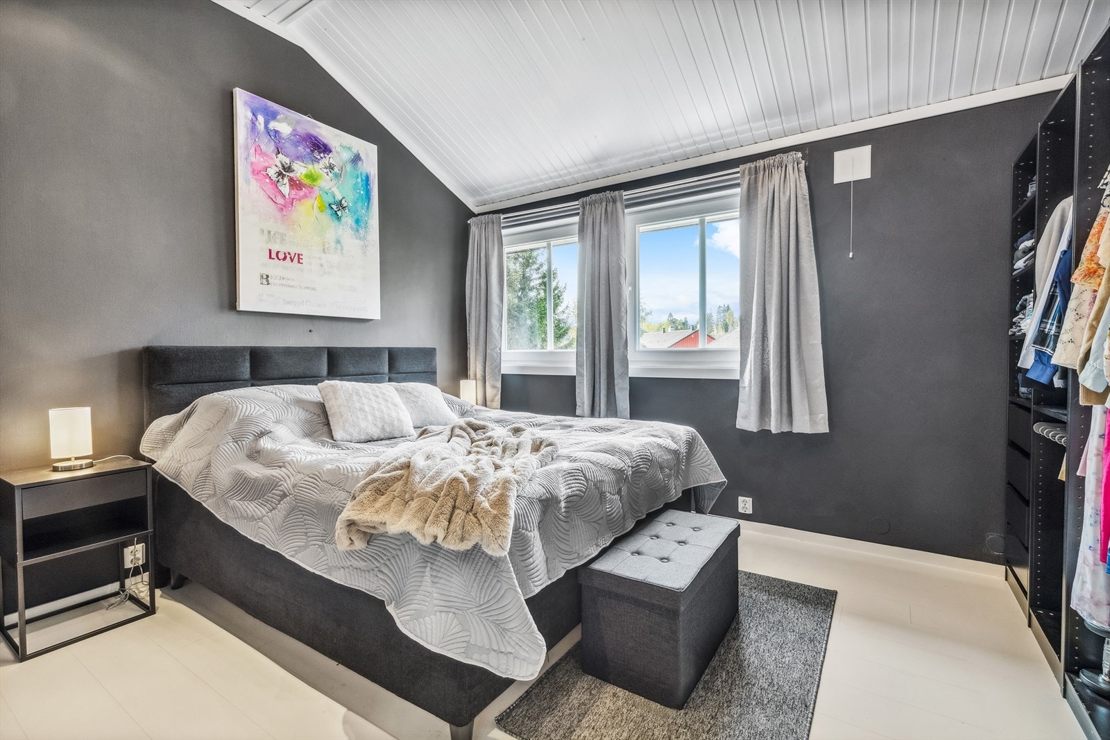 I denne etasje finner du også hovedsoverommet, som har en generøs størrelse og gir rikelig plass til en dobbeltseng og nattbord. I tillegg er det innredet med en stor garderobeløsning, hvor PAX-garderoben er fra 2019. Galleribilde