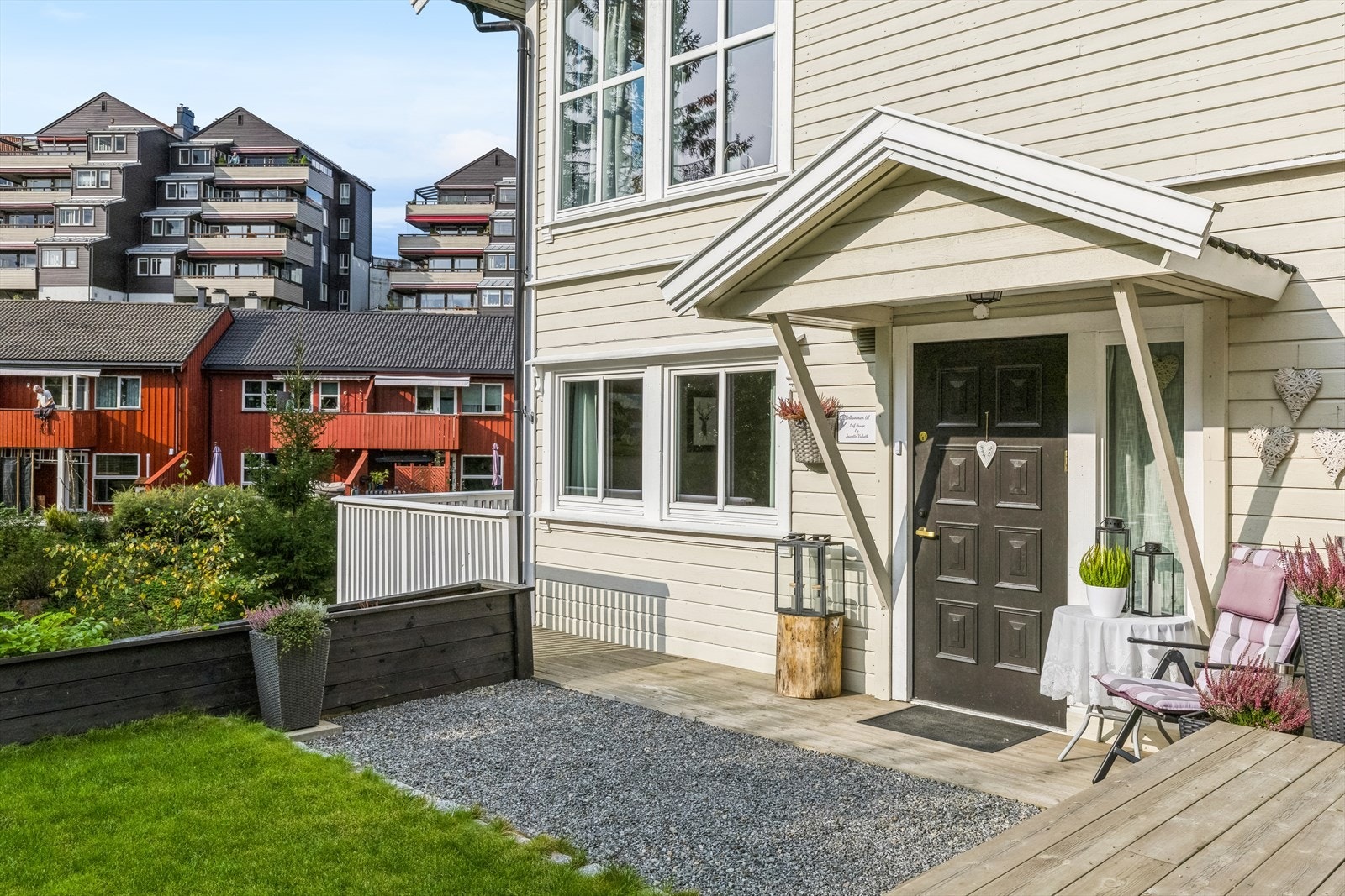 Et trivelig inngangsparti som leder fra en koselig, solrik uteplass. Galleribilde