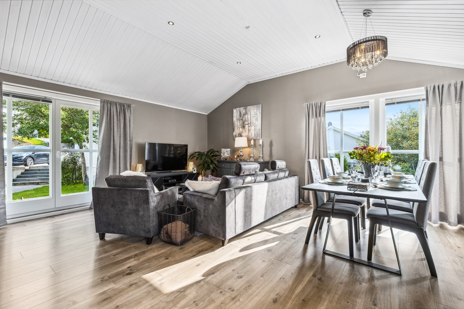 Det er god takhøyde i rommet, og downlights i himlingen gir et moderne preg. Galleribilde