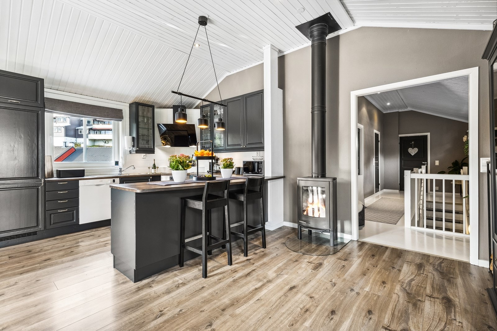 I stuen er det installert både en vedovn og en varmepumpe, som bidrar til varme og hygge. Galleribilde