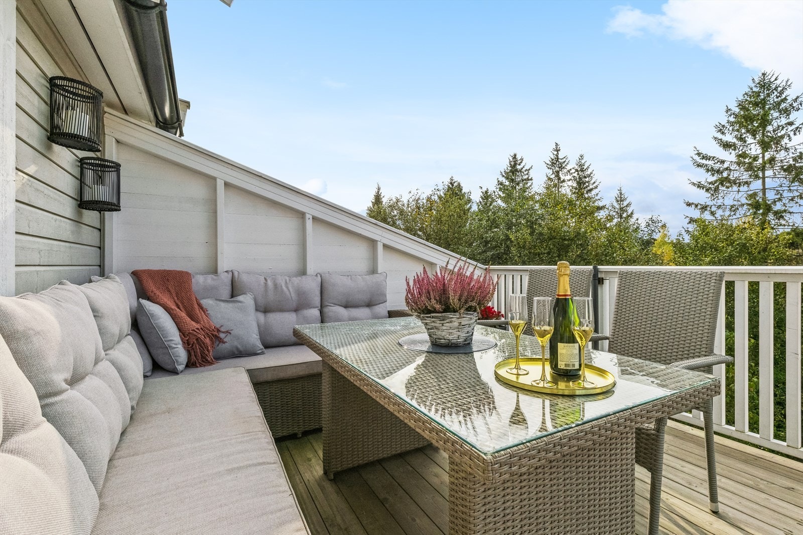 Her kan du nyte fred og ro i et stille og harmonisk miljø, i en blindvei med nærhet til marka og i det populære boligområdet Holkebylia i Maura. Galleribilde