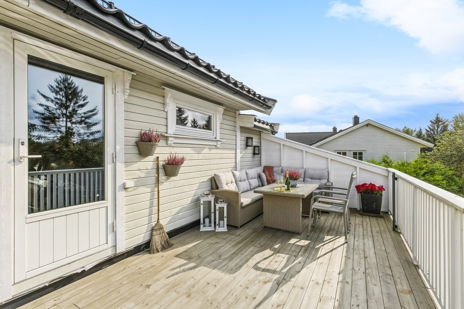 Terrassen er romslig og har god plass til utemøbler. Glassdøren gir tilgang til garasjeplassen til den andre seksjonen. Galleribilde